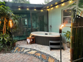 Palma Sola Oasis! Cozy tropical home with Putting Green & Spa minutes from AMI!